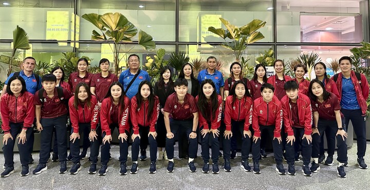 ĐT nữ Việt Nam về nước sau SEA Games 33, khép lại hành trình nhiều cảm xúc