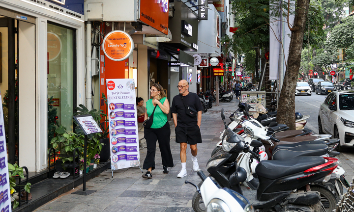 Vỉa hè Hà Nội thông thoáng, gọn gàng sau gần một tuần ra quân lập lại trật tự