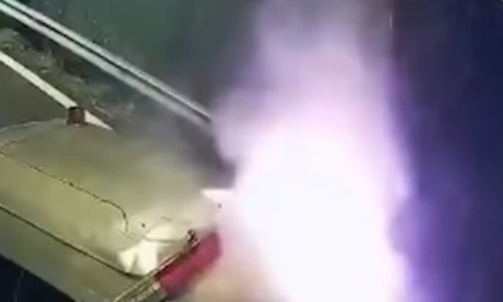 Giây phút xe cứu thương lao vào đuôi xe đầu kéo trên cao tốc TP.HCM-Dầu Giây