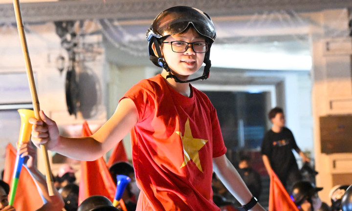 CĐV nhí theo chân bố mẹ xuống phố, chung niềm vui chiến thắng của U22 Việt Nam