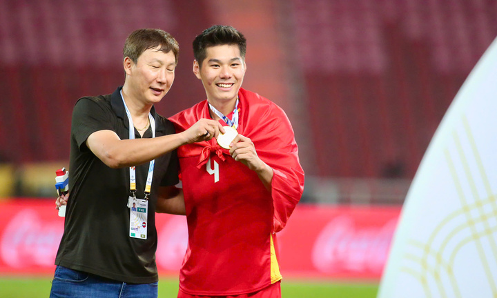 Vì sao HLV Kim Sang-sik không được nhận HCV SEA Games như ông Park Hang-seo?