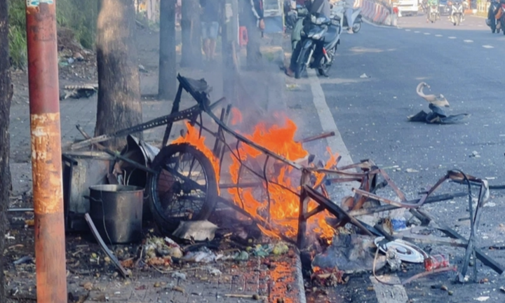 Bình gas phát nổ ở gần cầu vượt Linh Xuân, xe bún riêu tan tành