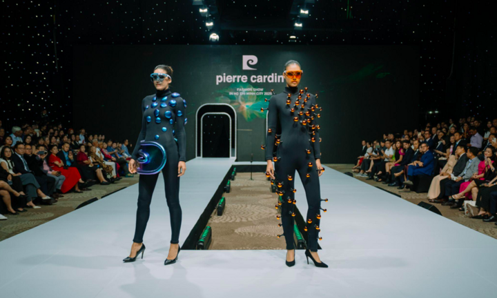 Pierre Cardin Fashion Show chinh phục người xem bằng thiết kế Haute Couture