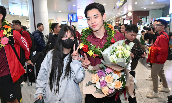 U22 Việt Nam mang HCV trở về, thầy trò HLV Kim Sang-sik rạng rỡ cảm ơn CĐV