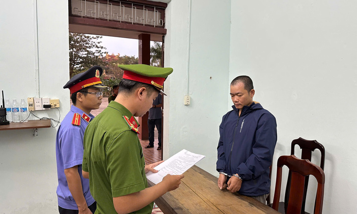 Vợ đòi ly hôn, chồng cầm dao chém rồi uống thuốc trừ sâu tự tử