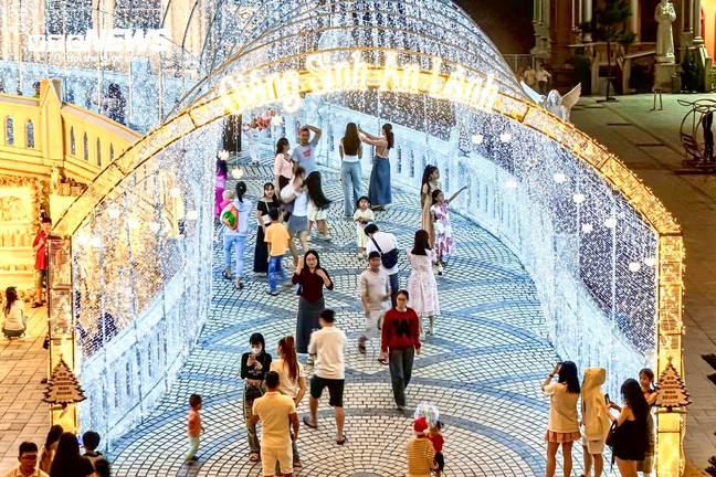 Nhà thờ ở TP.HCM lên đèn rực rỡ đón Giáng sinh, người dân xúng xính check-in