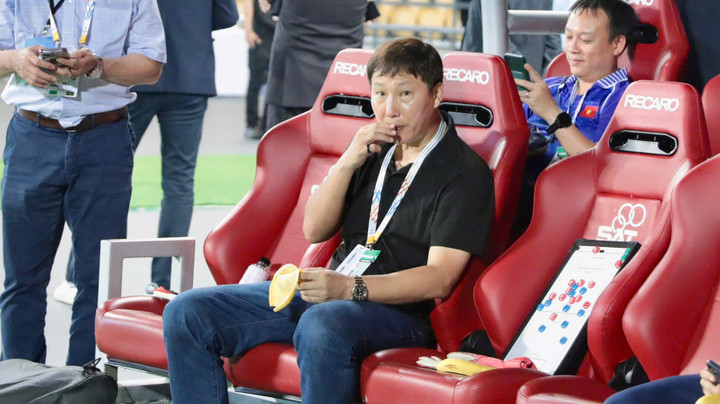 Không có HCV SEA Games, HLV Kim Sang-sik bình thản ăn vặt, quay clip học trò
