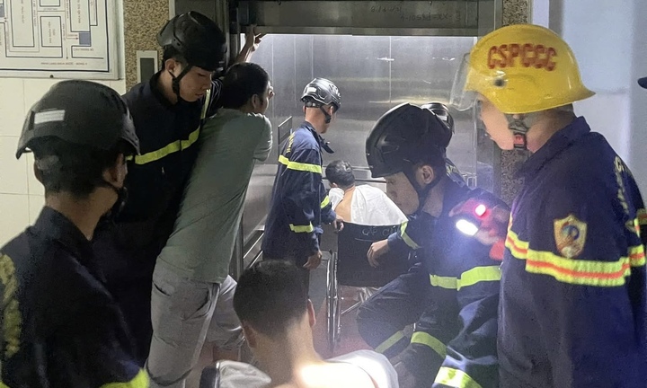 Giải cứu 2 bệnh nhân cùng nhân viên y tế mắc kẹt trong thang máy bệnh viện