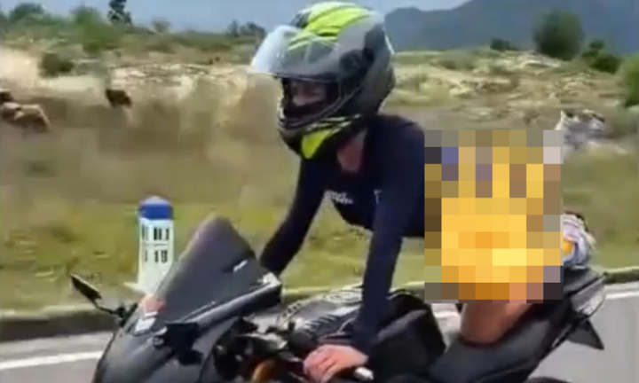 Xem xét xử lý người phụ nữ Nga nằm trên yên lái mô tô phân khối lớn 