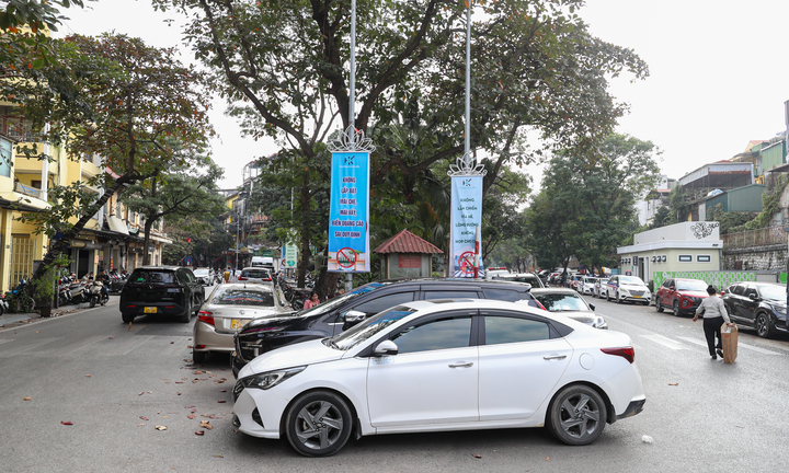 Hiện trạng vườn hoa được quy hoạch làm bãi đỗ xe ngầm đầu tiên ở phố cổ Hà Nội
