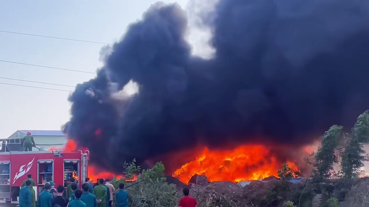 Kho chứa bông sợi tại Quảng Ninh bốc cháy dữ dội