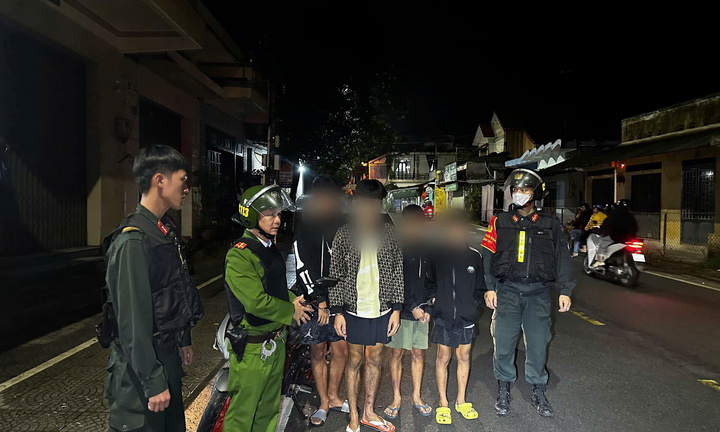 14 thanh thiếu niên mang hung khí ‘diễu phố’ quay clip đăng TikTok