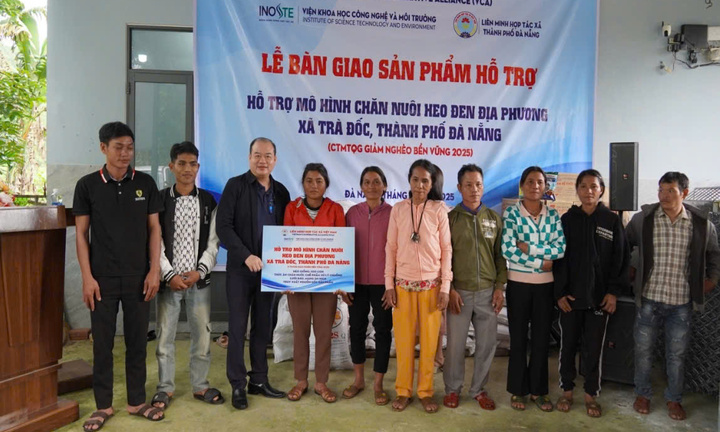 Hỗ trợ mô hình chăn nuôi heo đen bản địa cho hộ nghèo xã Trà Đốc