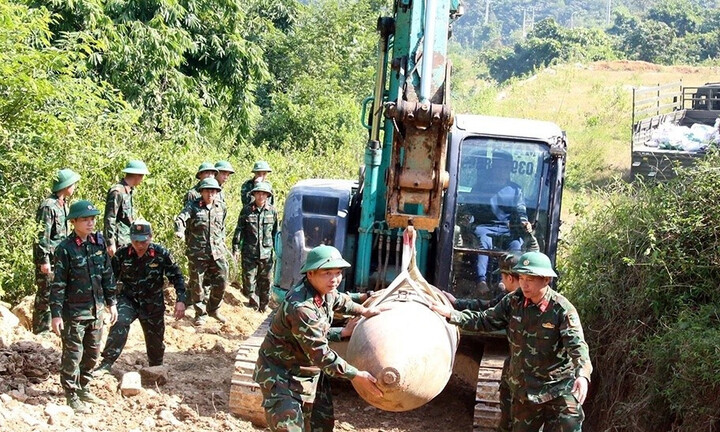 Phú Thọ: Phát hiện bom 'khủng' hơn 500kg ở ven sông