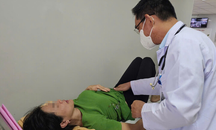 Hàng chục người cấp cứu nghi ngộ độc sau khi ăn bánh mì ở TP.HCM