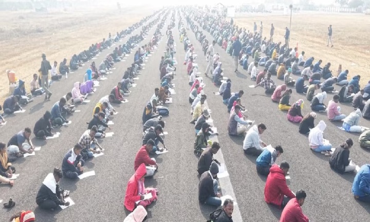 8.000 người ngồi trên đường băng làm bài thi, giám thị dùng UAV chống gian lận