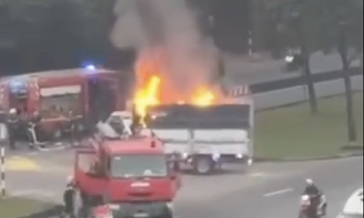 Thùng xe bốc cháy, tài xế xe tải chạy đến trụ sở cảnh sát PCCC nhờ dập lửa