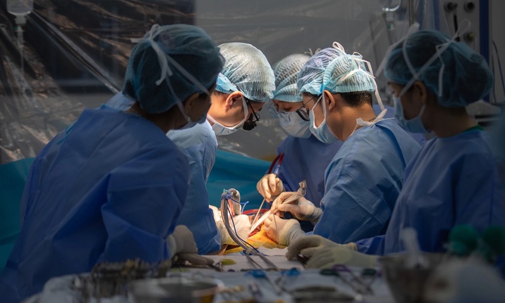 Xuyên đêm ghép gan cứu bệnh nhân hôn mê sâu
