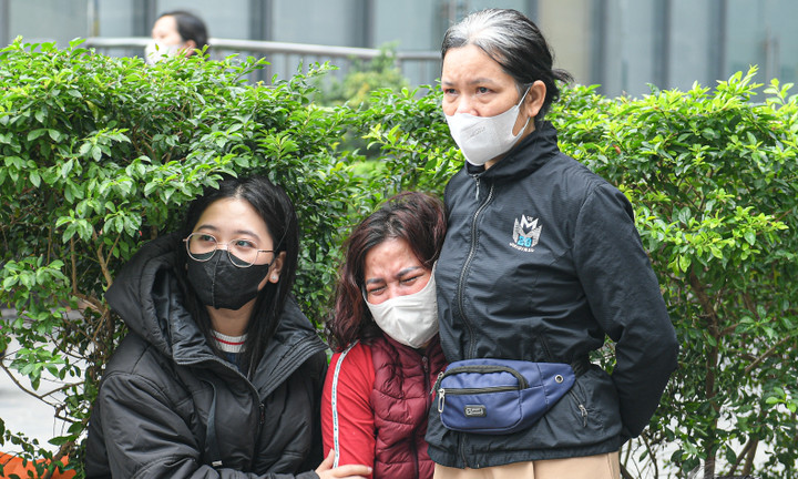 Tiểu thương khóc nức nở, nhìn tài sản bị thiêu rụi sau vụ cháy chợ Xanh ở Hà Nội