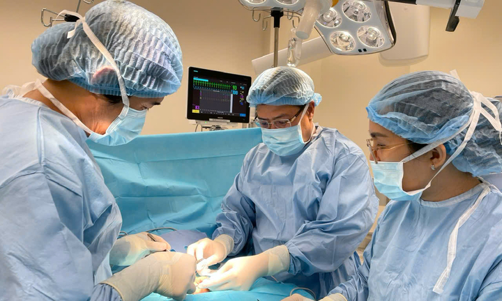 Cứu sống bé trai sinh non viêm ruột nguy kịch