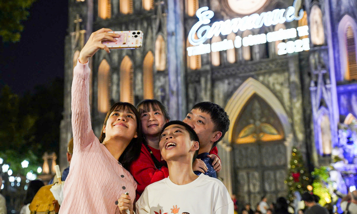 Giới trẻ Hà Nội đổ về Nhà thờ Lớn check-in đón Giáng sinh