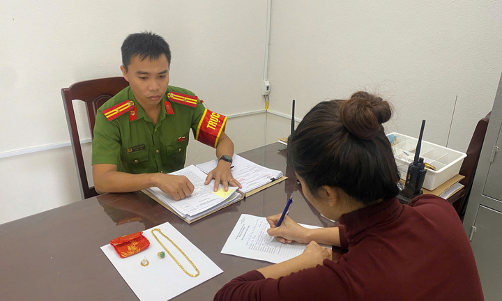 Đến nhà chở người quen đi ăn cháo, 'nữ quái' quay lại cuỗm gần 2 cây vàng 