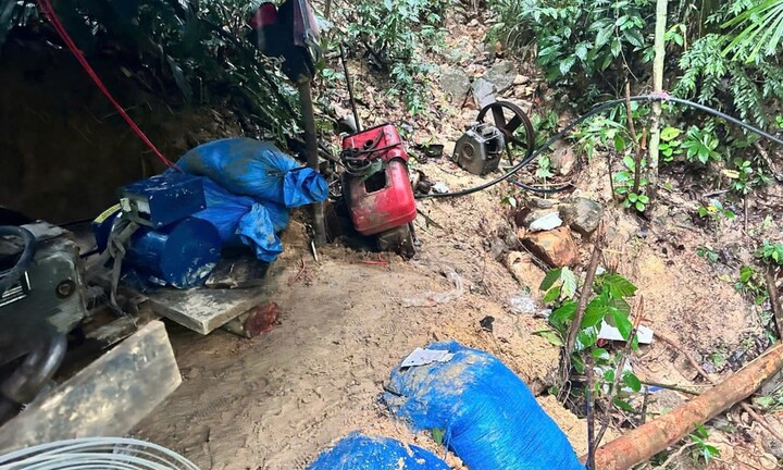 Bắt quả tang nhóm người vào rừng dựng lán trại, thăm dò để đào vàng trái phép