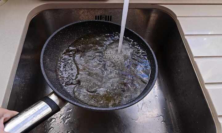 Vì sao không nên rửa chảo chống dính ngay sau khi xào rán?