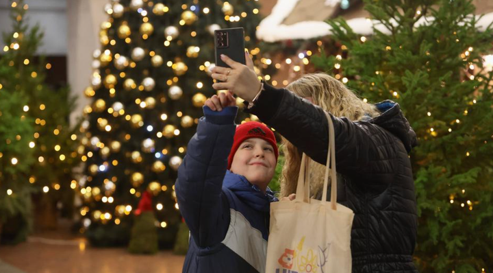 Cả thế giới xuống phố đón Giáng sinh: Khoảnh khắc ấm áp lan tỏa toàn cầu