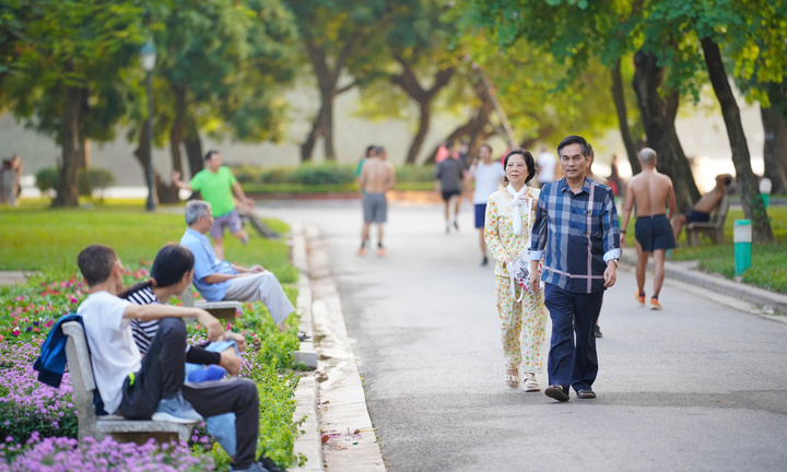 Cảnh mới lạ tại Công viên Thống Nhất sau khi hạ toàn bộ hơn 2km hàng rào