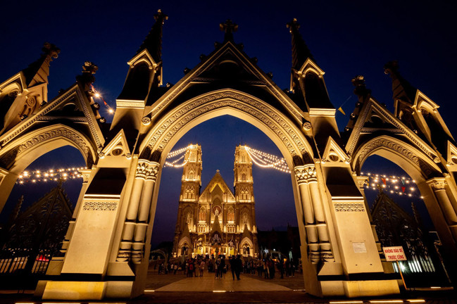Nhà thờ ở TP.HCM như cung điện châu Âu rực rỡ trong đêm Giáng sinh