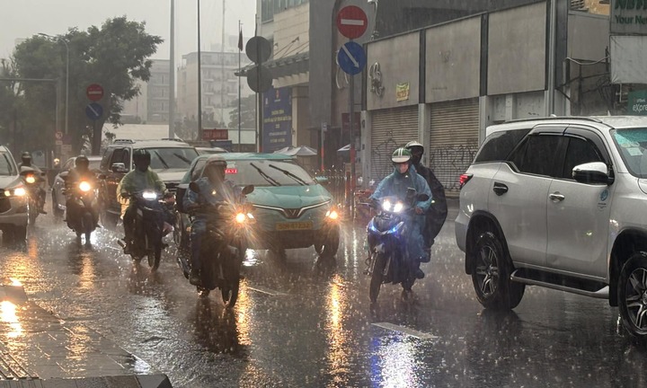 Chiều Giáng sinh, TP.HCM xuất hiện mưa lớn trái mùa 