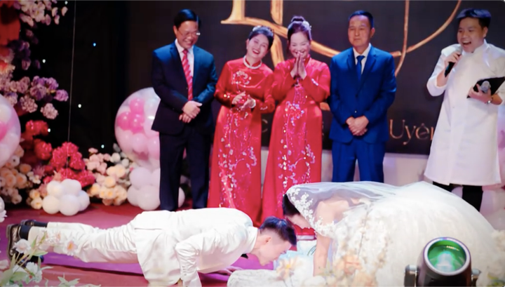 Clip chú rể bò rạp trên sân khấu để phân thắng thua với vợ hút 7 triệu lượt xem