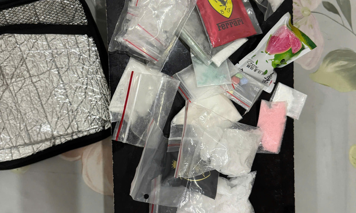 Ném vali chứa ma túy vào sau nhà nguyên bí thư xã để che giấu tội cho con rể