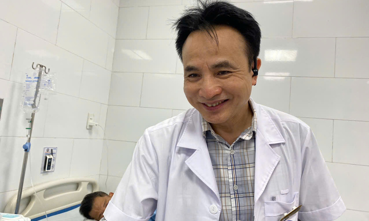 Khoảnh khắc sau ca mổ khó của bác sĩ trưởng khoa 'nổi như cồn' trên TikTok