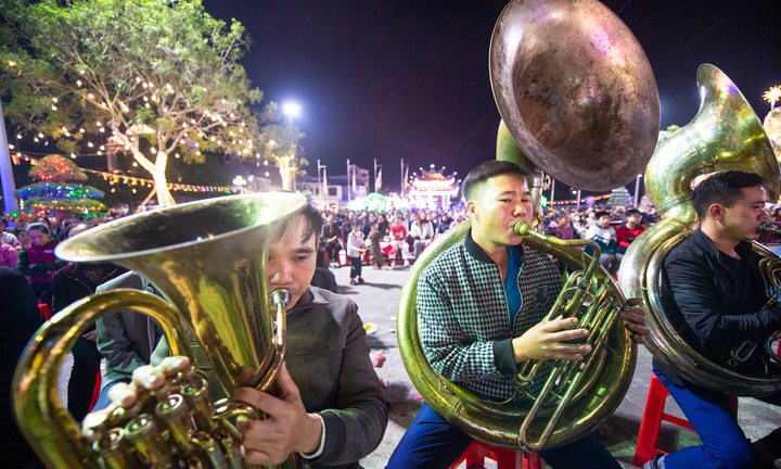 Độc đáo màn trình diễn kèn đồng mừng Giáng sinh tại xứ đạo Ninh Bình