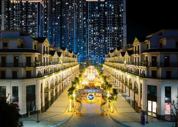 Hàng ngàn du khách hòa mình vào không khí lễ hội Giáng Sinh tại Malibu Walk