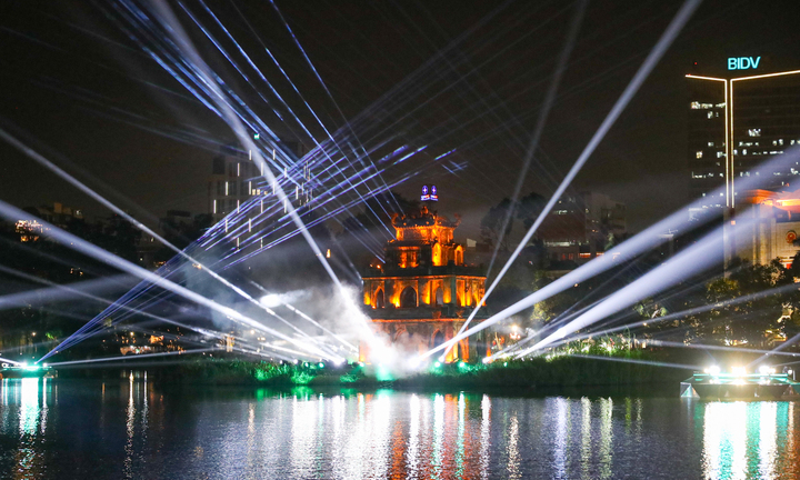 Hồ Gươm lung linh sắc màu với màn trình diễn ánh sáng nghệ thuật đêm Giáng sinh