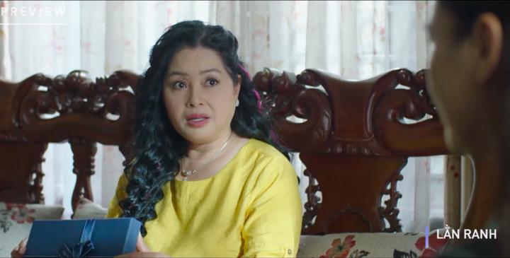 Phim 'Lằn ranh' tập 39: Nguyệt mang tiền đút lót vợ sếp, Triển bày mưu cho Trinh