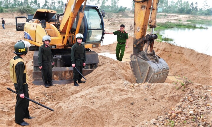 Hơn 100 cảnh sát đột kích 2 điểm khai thác cát trái phép quy mô lớn ở Gia Lai