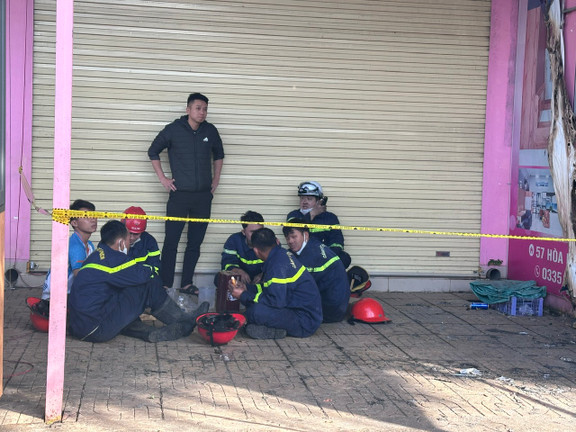 Cháy nhà tại Đắk Lắk, 4 người chết: 1 chiến sĩ tham gia cứu hộ nhập viện cấp cứu