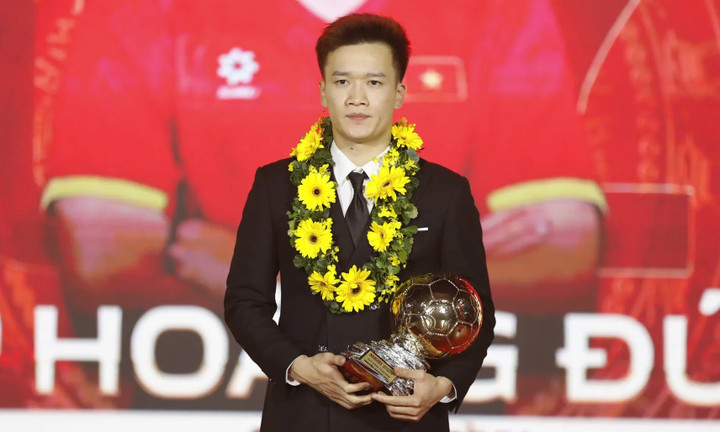 Giữa ồn ào 'vong ân bội nghĩa', dàn sao bóng đá Việt Nam ghi điểm đặc biệt