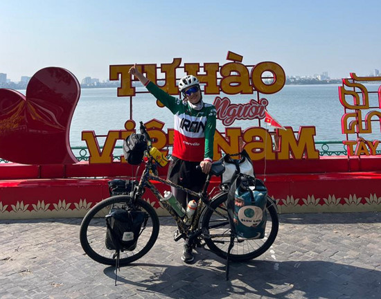 Cô gái Iran trải nghiệm cắm trại nhờ nhà dân, ăn phở vịt trong chuyến xuyên Việt