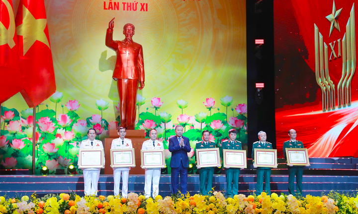 17 tập thể, cá nhân tiêu biểu được trao tặng danh hiệu Anh hùng