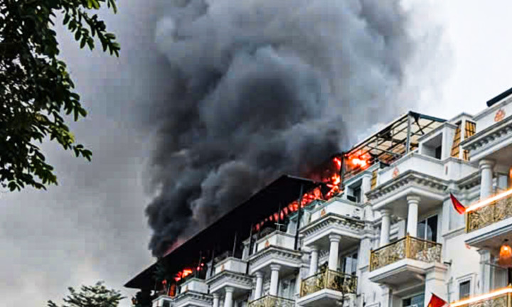Lửa đỏ rực bao trùm dãy biệt thự liền kề ở Hà Nội