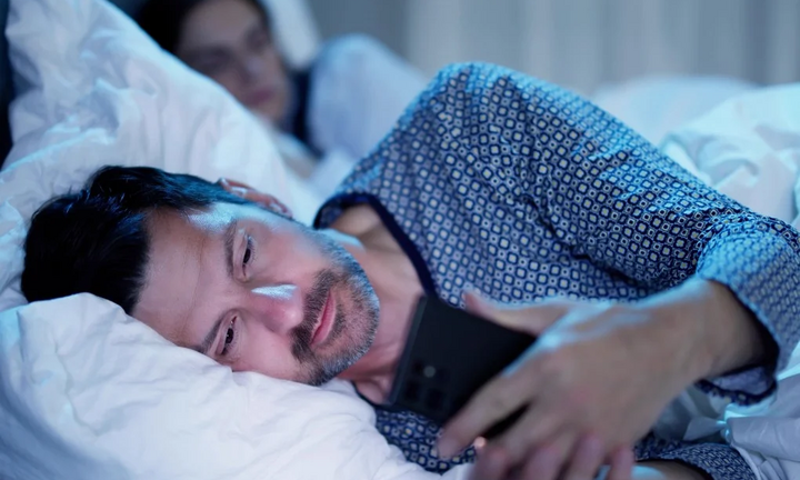 Vợ đòi ly hôn vì chồng hay 'thả tim' ảnh phụ nữ hở hang trên mạng xã hội