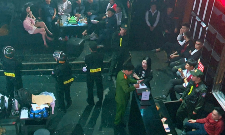 Đột kích 2 quán bar ở Ninh Bình, công an bắt giữ 12 người tổ chức tiệc ma tuý