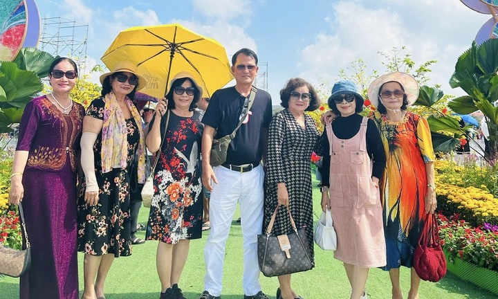 Du khách tấp nập đổ về thủ phủ hoa lớn nhất miền Tây