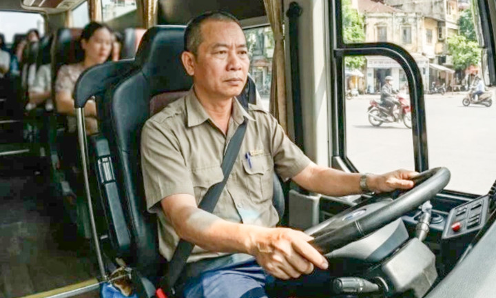 Lái xe buýt, xe trên 29 chỗ không được quá 57 tuổi