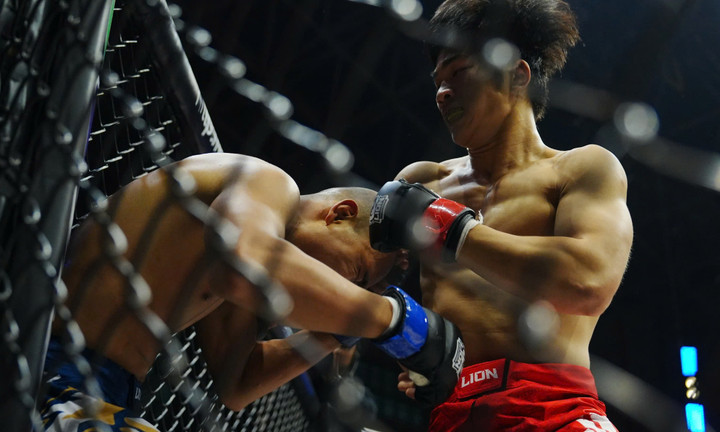 Võ sĩ của Johnny Trí Nguyễn đứng im chịu 8 đòn gối cực mạnh, bị đối thủ hạ gục